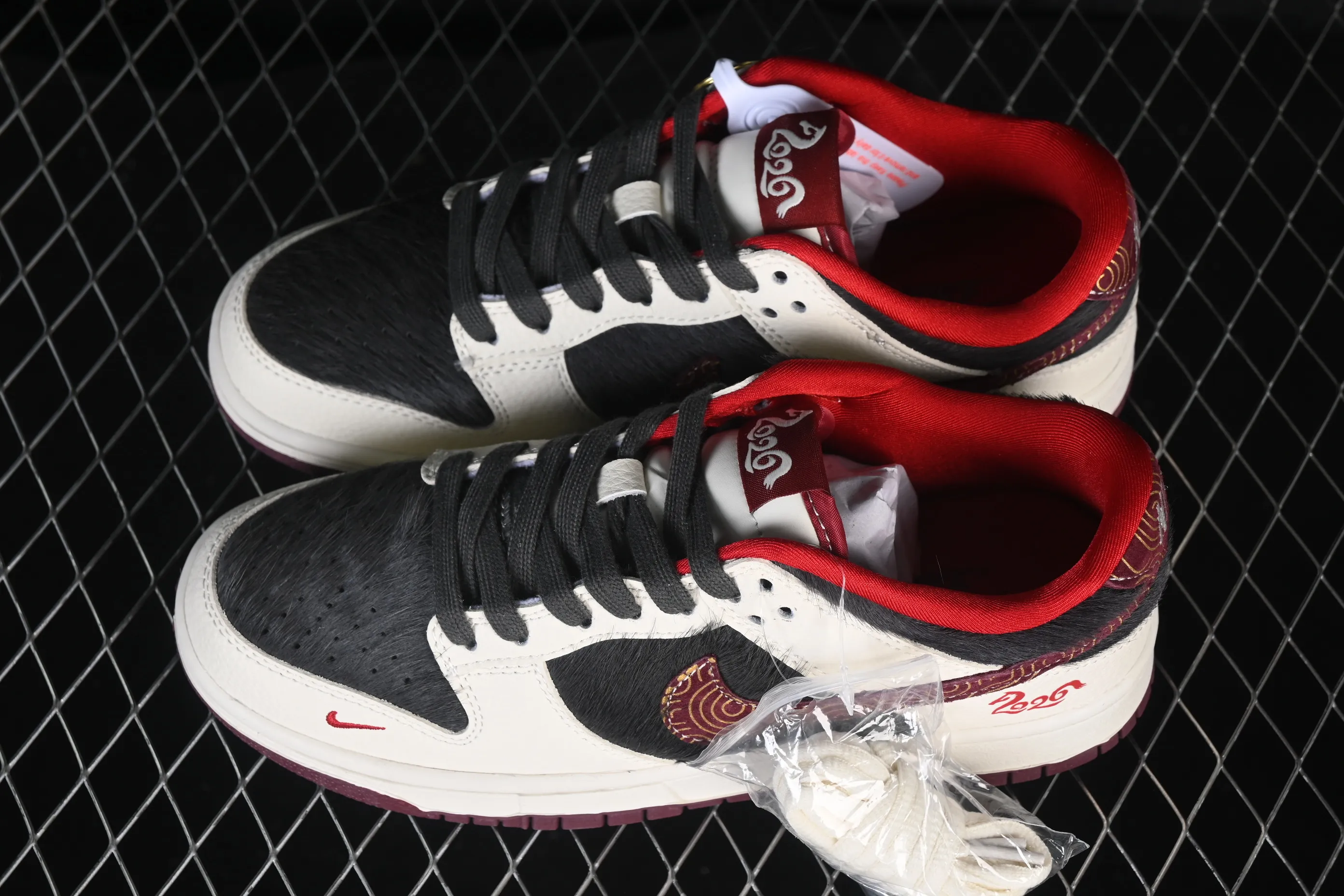All categories Nk SB Dunk Series Nk SB Dunk Low High-end customized low-top sneakers Nike SB Dunk Low Year of the Horse joint limited edition White and black horse hair High-end customized low-top casual sneakers DS6608-021